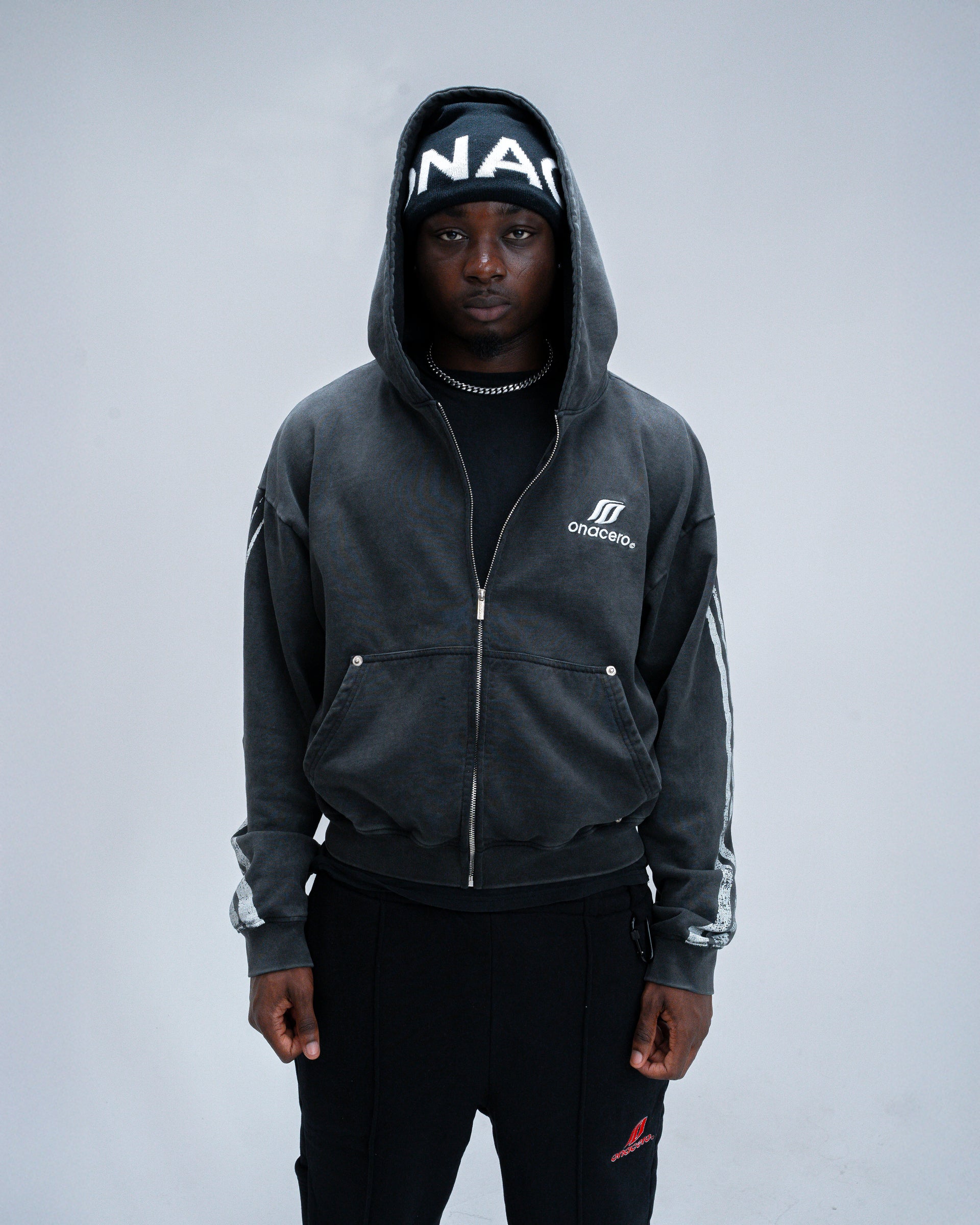 ONACERO CLASSIC ZIP BLACK HOODIE