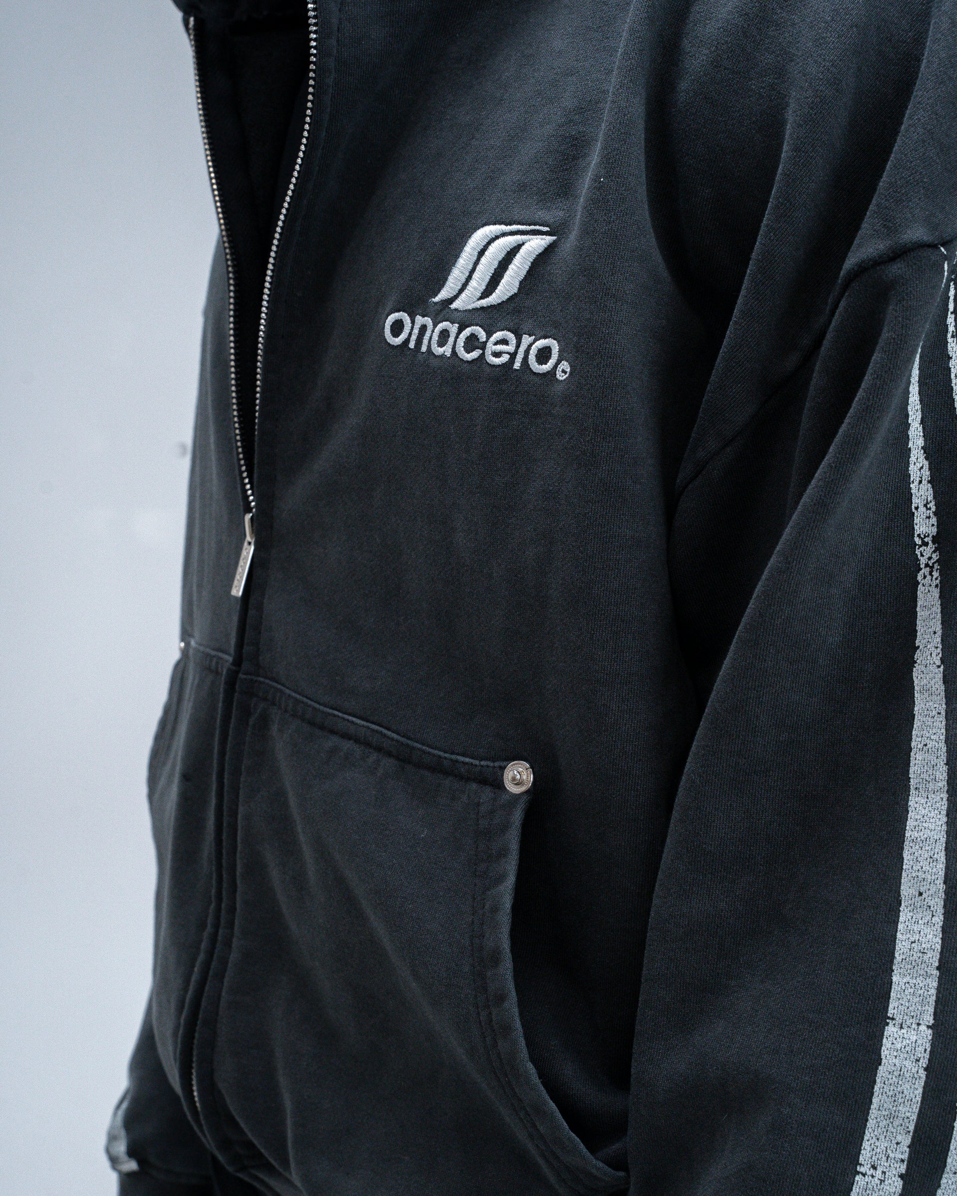 ONACERO CLASSIC ZIP BLACK HOODIE